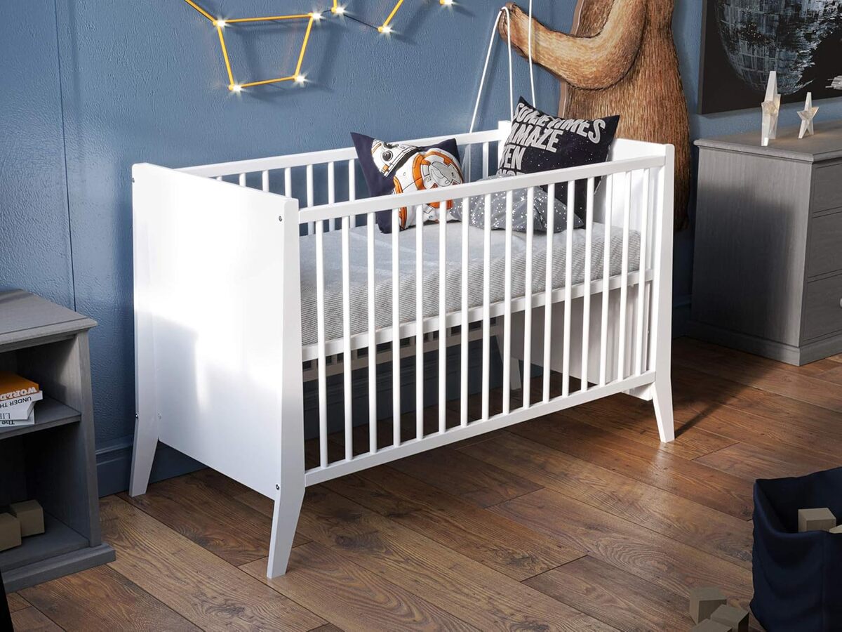 Test du lit bébé évolutif en bois blanc : un 2-en-1 ingénieux