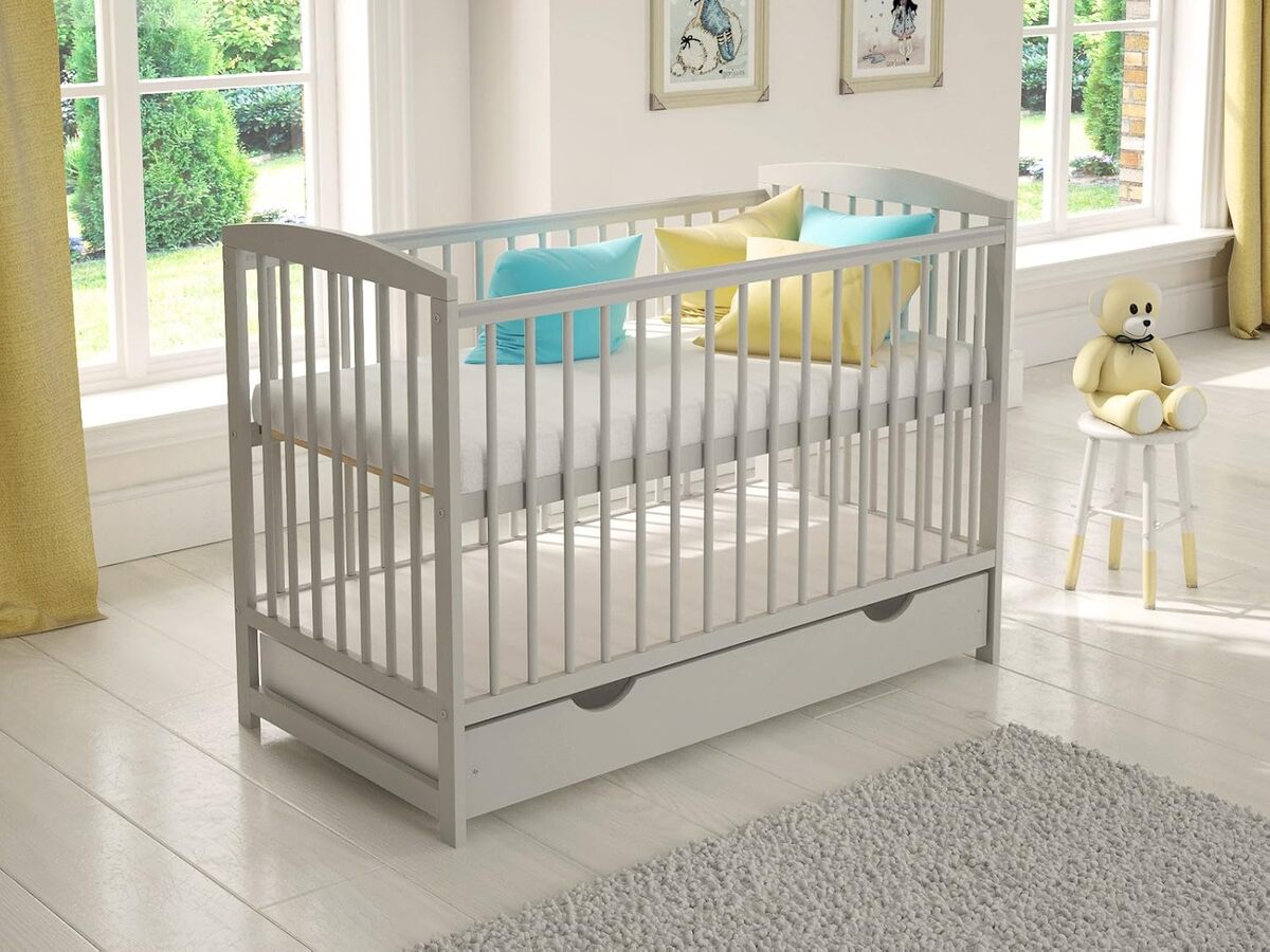Test du lit évolutif en bois pour enfants avec matelas et sécurité