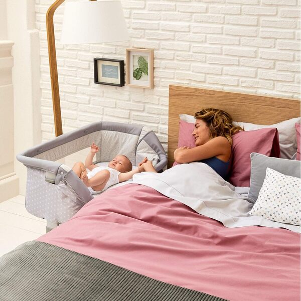 Chicco Next2Me Dream Lit Bébé Cododo - Berceau Cododo Bébé avec Matelas, Mode Bascule pour Bercer Bébé, Côté Repliable, Hauteur Réglable, Fenêtres en Filet, Roues et Sac de Voyage - 0-6 Mois, 9 kg