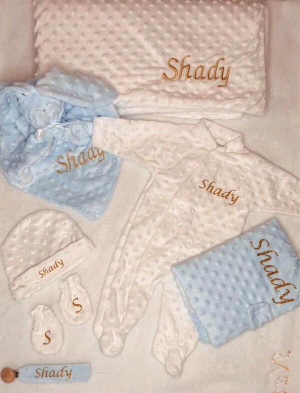 Cadeau Naissance BÉBÉ PERSONNALISÉ avec Set Vêtements pour Bébé - Pret à Offir - Personnalisable avec Prénom - 0 à 3 Mois - Garçon ou Fille - Kit Nouveau Né 7 Piéces