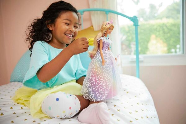 Barbie Dreamtopia poupée Princesse de Rêves avec Robe Brillante à Motifs Arc-en-Ciel, fournie avec Brosse et Accessoires, Jouet pour Enfant, GFR45
