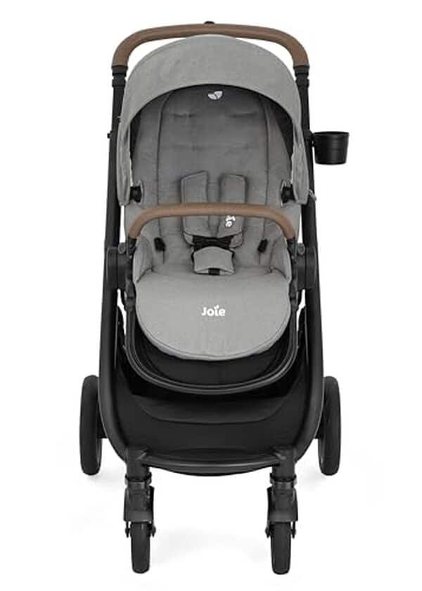 Explorez la performance tout-terrain de la poussette Joie Versatrax™ 4-en-1 : confort et sécurité pour votre bébé dès sa naissance dans cet essai détaillé.