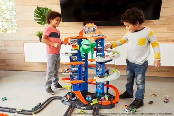 Explorez le fun multijoueur du hot wheels ultimate garage city : une piste spectaculaire avec dinosaure géant et aventures inoubliables pour petits et grands.