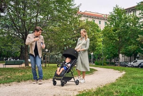 Découvrez notre analyse approfondie de la poussette Chicco Glee : légèreté exceptionnelle, confort optimal pour votre enfant et praticité inégalée pour tous les parents urbains.