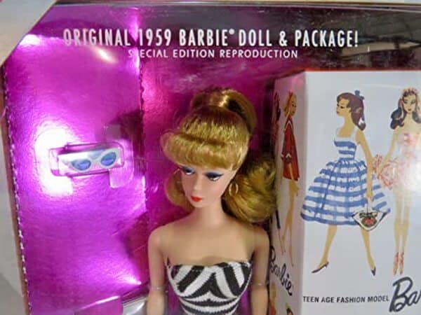 Plongez dans l'histoire de la Barbie blonde iconique de 1959 avec notre critique complète sur l'édition 35ème anniversaire : chaque collectionneur de poupées rétro et nostalgique de l'ère vintage y trouvera son bonheur.