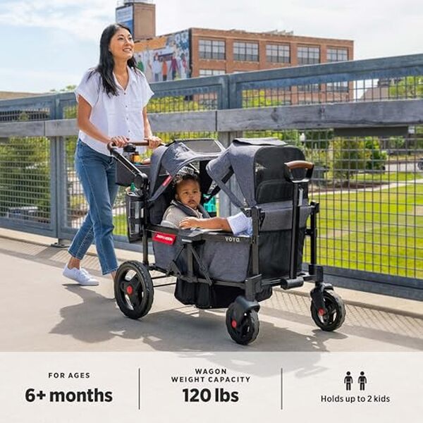 Dรฉcouvrez notre test dรฉtaillรฉ de la poussette double Radio Flyer Voya : confort optimal, protection solaire efficace et fonctionnalitรฉs pratiques pour les parents.