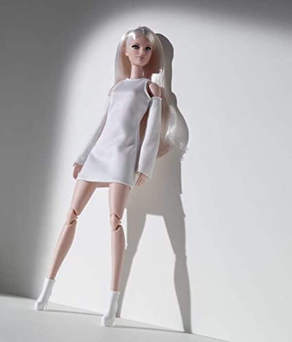 Découvrez notre avis complet sur la poupée Barbie Signature Looks blonde platine modèle GXB28 : caractéristiques, qualité et verdict d'achat